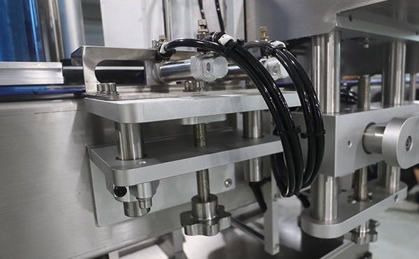 吹貼貼標機,滾貼貼標機,貼標機廠家，高臻智能